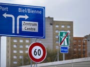 Dieses Schild am westlichen Ende des A5-Ostasts ist bereits sprachlich so gestaltet wie sich das die Bieler Behörden wünschen. (Bild: KEYSTONE/PETER KLAUNZER)