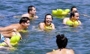 Männer und Frauen bunt gemischt beim Schwimmen – in früheren Jahren war das undenkbar. (Bild: Keystone)