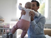 Mehr Zeit mit dem Papa: Der Detailhandelskonzern Manor gewährt frischgebackenen Vätern neu drei Wochen Vaterschaftsurlaub. (Bild: KEYSTONE/GAETAN BALLY)