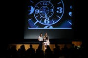 Die Absolventinnen Tamara Nedela und Rosmarie Zehnder halten die Ansprache. (Bild: Stefan Kaiser, Zug, 04. Juli 2019)