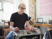 Der Musiker Jason Kahn erforscht unter anderem die Grenzbereiche des stimmlich Möglichen. Daneben widmet er sich der Erforschung von Klangräumen, durch die er sich im Alltag bewegt. (Bild: Keystone/CHRISTIAN BEUTLER)