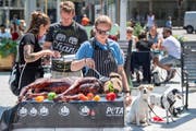 Aktivistinnen und Aktivisten der Tierschutzorganisation Peta haben am Donnerstag beim St.Galler Hauptbahnhof eine Hunde-Attrappe auf den Grillrost gelegt. Mit der Aktion wollten sie darauf aufmerksam machen, dass auch Tiere, die wir täglich verzehren, Gefühle wie unsere vierbeinigen Lieblinge haben. Beim Publikum kam das Ganze unterschiedlich an: Es löste Nachdenklichkeit, Diskussionen, aber auch Empörung und Widerspruch aus. (Bild: Urs Bucher - 4. Juli 2019)