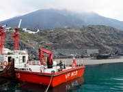 Ein Feuerwehrboot an der Anlegestelle von Ginostra auf Stromboli. Feuerwehrmannschaften und Canadair-Flugzeuge waren am Donnerstag mit Löscharbeiten nach dem heftigen Vulkanausbruch vom Mittwoch beschäftigt. (Bild: KEYSTONE/AP ANSA/CARMELO IMBESI)