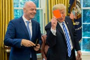 Gianni Infantino, hier mit Donald Trump. (Bild: EPA/MICHAEL REYNOLDS)