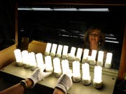 Eine Mitarbeiterin im früheren Osram-Werk im bayrischen Augsburg. (Bild: KEYSTONE/AP/Christof Stache)