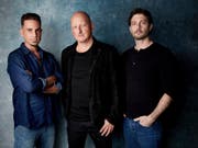 Die Portagonisten des Films «Leaving Neverland» sehen sich in Frankreich mit einer Klage von Fans von Michael Jackson konfrontiert. Wade Robson (links) und James Safechuck (rechts) sprechen im Dokumentarfilm von Dan Reed (mitte) über angeblich erlittenen sexuellen Missbrauch. (Bild: KEYSTONE/AP Invision/TAYLOR JEWELL)