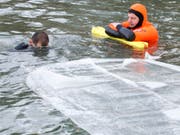 Suche nach einem vermissten Schwimmer im Hallwilersee. (Symbolblid) (Bild: KEYSTONE/SALVATORE DI NOLFI)