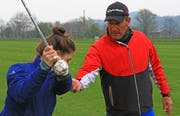 Paul Wesselingh trainiert mit Leidenschaft die Golf-Jugend im GC Gams-Werdenberg. Nun wird er in Bad Ragaz an den Swiss Seniors Open zeigen, was er im Umgang mit dem Golfschläger drauf hat. (Bild: Robert Kucera)