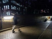 Jeder 20. Mensch fühlt sich gemäss dem am Donnerstag veröffentlichten Sozialbericht in der Schweiz einsam. Gemäss dem Hilfswerk Caritas Schweiz hat auch die Armut zugenommen: Rund 670'000 Menschen seien 2017 davon betroffen gewesen, zehn Prozent mehr als ein Jahr zuvor. (Bild: KEYSTONE/MARTIAL TREZZINI)