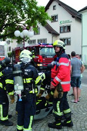 Im Gebäude der TKB warten Menschen auf ihre Rettung.(Bild: Amy Douglas)