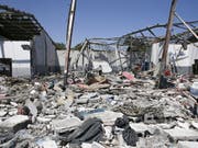 Das Flüchtlingslager in der Nähe von Tripolis lag nach dem Luftangriff am Dienstag in Trümmern. (Bild: KEYSTONE/AP/HAZEM AHMED)