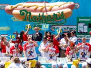 Mit 71 Hotdogs in zehn Minuten hat Joey Chestnut (2.v.l.) zum zwölften Mal das Hotdog-Wettessen in Coney island, New York gewonnen. (Bild: KEYSTONE/EPA/JUSTIN LANE)