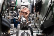 Ein Mitarbeiter des Maschinenherstellers Mikron bei der Arbeit.Bild: Christian Beutler/Keystone (Agno, 24. Januar 2019)