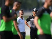 St. Gallens Sportchef Alain Sutter und Trainer Peter Zeidler haben Yannis Letard im Probetraining für gut befunden (Bild: KEYSTONE/GIAN EHRENZELLER)