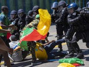 Rund 250 Personen protestierten vergangenen Samstag in Genf gegen den Präsidenten Kameruns. Dabei kam es zu Auseinandersetzungen zwischen Gegnern und Befürwortern des Staatsoberhaupts des westafrikanischen Landes. Die Genfer Sicherheitskräfte setzten daraufhin Wasserwerfer und Tränengas ein. (Bild: Keystone/MARTIAL TREZZINI)
