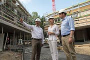 Architekt Rolf Blättler, Stadträtin Manuela Jost und Georg Joho, Bauherrenvertreter der Stadt Luzern (von links), führten durch die Baustelle. (Bild: Dominik Wunderli, 4. Juli 2019)