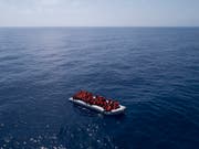Nach einem Bootsunglück vor der Küste Tunesiens befürchten Helfer den Tod von Dutzenden Flüchtlingen. (Bild: KEYSTONE/AP/FELIPE DANA)
