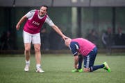 Rinaldo Arnold (stehend), hier mit Gianni Infantino. (Bild: Ennio Leanza/Keystone)