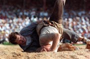 Eugen «Geni» Hasler (links) im Schlussgang des Eidgenössischen von 1989 in Stans gegen den späteren Sieger Adrian Käser. (Bild: Martin Ruetschi/Keystone, 21. August 1989)