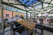 Die Terrasse ist gedeckt und lässt sich bei Bedarf schliessen. (Bild: Wilden Mann)