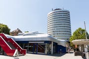 Der erste SP-Spaziergang dieses Sommers führt nach St.Fiden. Im Bild eines der Wahrzeichen dieses «Zentrums im Osten»: das futuristische, vor einigen Jahren sanierte Einkaufszentrum Grossacker. (Bild: Mareycke Frehner - 26. Juli 2018)