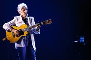 Joan Baez und ihre Gitarre. (KEYSTONE/Valentin Flauraud)