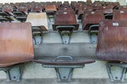 50 Jahre nach ihrer Erstellung bekommt die Haupttribüne des Espenmoos neue Sitze. (Bild: Jil Lohse)