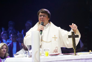 Circuspfarrer Adrian Bolzern 2018 beim Gottesdienst im Circuszelt. (Bild: Vera Rüttimann, Luzern, 8. Juli 2019)