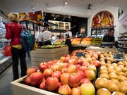 Stabile Konsumentenpreise: Im Juni sanken die Preise für Heizöl und für Steinobst, während die Preise für Pauschalreisen ins Ausland und Fruchtgemüse stiegen. (Bild: KEYSTONE/JEAN-CHRISTOPHE BOTT)