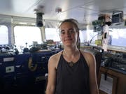 Die sizilianische Richterin, die Sea-Watch-Kapitänin Carola Rackete (im Bild) freigelassen hat, ist nach ihrem Urteil unter Druck geraten und hat nach Beleidigungen und Drohungen ihren Facebook-Account geschlossen. (Bild: KEYSTONE/EPA SEA-WATCH/TILL M. EGEN/SEA-WATCH HANDOUT)