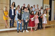 Freude herrscht: die erfolgreichen Absolventen der Detailhandelsausbildung am BZSL aus dem Werdenberg. (Bild: Jerry Gadient)