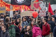 Mehrere hundert Personen demonstrierten am Samstag, 13. April in Schwyz unter dem Motto «Schwyz ist bunt - zusammen gegen Rassismus» (Bild: Urs Flüeler/Keystone)