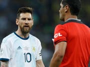 Lionel Messi war mit Schiedsrichter Zambrano unzufrieden (Bild: KEYSTONE/AP/VICTOR CAIVANO)