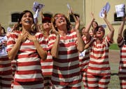Die schwangere Mia (Benedita Pereira, links), durch schräge Umstände im Gefängnis, erhält Nachricht von ihrem Liebsten. (Bild: Spot On)