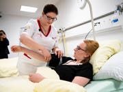 Besonders Berufstätige in der Gesundheitsbranche sind am Schweizer Arbeitsmarkt sehr gefragt. (Bild: KEYSTONE/ANTHONY ANEX)