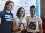 Lea Sprunger (links), Selina Büchel und Mujinga Kambundji posieren fürs Foto. (Bild: KEYSTONE/MARTIAL TREZZINI)