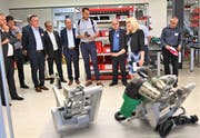 Die Leister Technologie AG hat in Sarnen ein hochmodernes Produktionsgebäude in Betrieb genommen. Inhaberin Christiane Leister stellt geladenen Gästen den erweiterten Produktionsstandort vor. (Bild: Romano Cuonz, 4. Juni 2019)