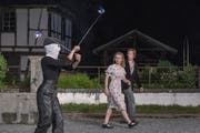 Unerlaubte Liebe: Sali (Saladin Dellers) und Vreneli (Aline Beetschen). (Bild: Urs Flüeler/Keystone, 3. Juli 2019)