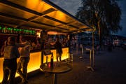 Die Buvette im Inselipark bleibt, wo sie ist. Dort kann wie gehabt die sommerliche Abendstimmung genossen werden. (Bild: Roger Grütter, 13. Juli 2018)