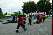 Die Feuerwehr zeigte an ihrer Übung auf dem Amriswiler Marktplatz teilweise spektakuläre Szenen. (Bild: Amy Douglas)