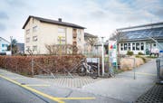 Auf dem beige-farbenen Wohnblock will Salt direkt neben dem Kindergarten Zelgi eine Mobilfunkantenne bauen. (Bild: Andrea Stalder, Februar 2018)
