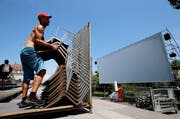 Die Aufbauarbeiten für das Zuger Open-Air-Kino laufen. (Bild: Stefan Kaiser, Zug, 04. Juli 2019)