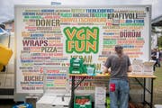 2017 fand in Gossau das grösste vegane Strassenfest der Schweiz statt, die Veganmania. (Bild: Urs Bucher (21. Mai 2017))