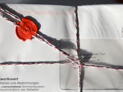Versiegelte Abstimmungskuverts. Bei der Abstimmung vom 19. Mai hat die AHV-Zusatzfinanzierung gemäss einer Studie der Unternehmenssteuerreform zum klaren Durchbruch verholfen. (Bild: KEYSTONE/PETER KLAUNZER)