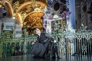 Die Seele sucht und wandert weiter, die Kathedrale bleibt geheimnisvoll schön: Stefanie Fischer in «Desiderium». (Bild: Anna-Tina Eberhard)