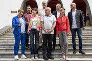 Heiter, fast sorgenlos: Bundespäsident Ueli Maurer, Mitte, posiert mit Viola Amherd, Bundeskanzler Walter Thurnherr, Simonetta Sommaruga, Guy Parmelin, Ignazio Cassis, Karin Keller-Sutter und Alain Berset (v.l.n.r) vor dem Bundesbriefmuseum in Schwyz. (Bild: KEYSTONE/Alexandra Wey)
