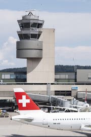Das Herzstück der Luftverkehrssicherheit: Der Fluglotsen-Tower am Flughafen Zürich. (Bild: Keystone)