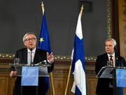 Der scheidende EU-Kommissionspräsident Jean-Claude Juncker (links) hat am Freitag das Auswahlverfahren für die Spitzenposten der EU als nicht sehr transparent kritisiert. Der finnische Premierminister Anntti Rinne (rechts), dessen Land den EU-Vorsitz übernimmt, lauscht aufmerksam. (Bild: KEYSTONE/AP Lehtikuva/EMMI KORHONEN)