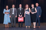 Die beiden Notenbesten Luca Beck (Ruggell) und Sandra Bless (Buchs) flankiert von Dominique Hasler, Mario Wohlwend, Brigitte Haas und Reinhard Sachs. (Bild: Roland Korner)
