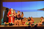 Die Jugendlichen boten eine selbst entworfene Abschiedsvorstellung auf der Bühne der Hörnlihalle. (Bilder: Christoph Heer)